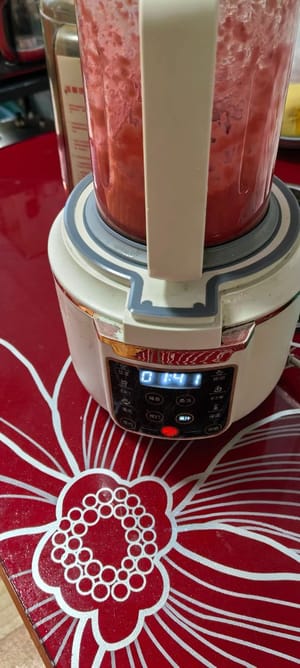 Cuci dan iris wortel, masukkan ke dalam food processor dengan setengah mangkuk air dan haluskan hingga menjadi jus.