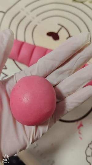 Ambil bola adonan mentah, gulung hingga berbentuk bulat, pipihkan dengan pemotong adonan, masukkan isian, jepit pinggirannya untuk menutupnya, lalu gulung kembali hingga berbentuk bulat dengan telapak tangan.