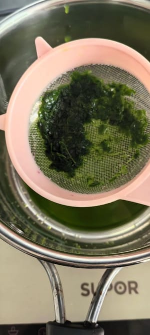 Untuk hiasan hijau, peras sayuran berdaun hijau, saring airnya, rebus, lalu tuangkan ke atas tepung (satu sendok makan sudah cukup). Uleni hingga menjadi adonan yang halus.