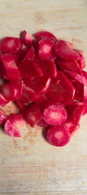 Cuci dan iris wortel, masukkan ke dalam food processor dengan setengah mangkuk air dan haluskan hingga menjadi jus.