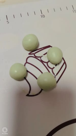 Bagi menjadi beberapa bagian yang sama, pipihkan seperti di atas, potong menjadi bentuk persegi, dan cubit hingga menyerupai daun semanggi berdaun empat.