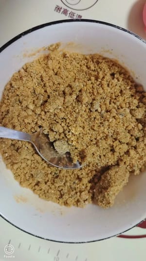 Tambahkan biji wijen yang sudah digiling, tepung kedelai matang secukupnya, dan gula pasir, aduk rata, lalu sisihkan.