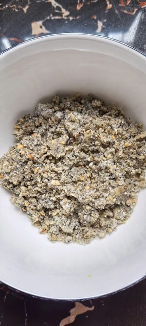 Tambahkan biji wijen yang sudah digiling, tepung kedelai matang secukupnya, dan gula pasir, aduk rata, lalu sisihkan.