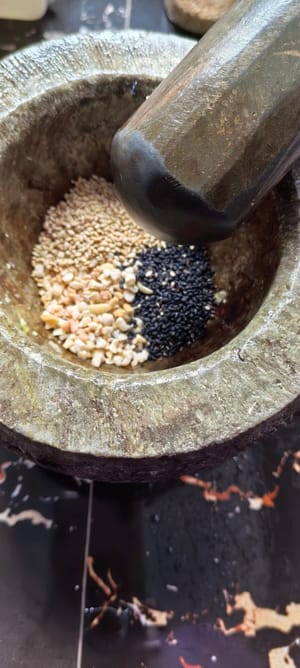 50g biji wijen hitam dan putih serta kacang tanah yang dihaluskan.