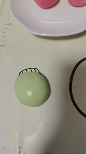 Untuk hiasan hijau, peras sayuran berdaun hijau, saring airnya, rebus, lalu tuangkan ke atas tepung (satu sendok makan sudah cukup). Uleni hingga menjadi adonan yang halus.