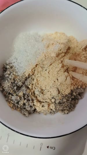 Tambahkan biji wijen yang sudah digiling, tepung kedelai matang secukupnya, dan gula pasir, aduk rata, lalu sisihkan.
