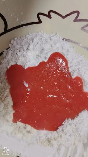 Tuang pati yang sudah dimasak ke atas tepung beras ketan, gunakan perbandingan 1/3 pati. Aduk dengan sumpit dan uleni. Jika pati terasa sedikit kering, tambahkan sedikit air mendidih. Ingat, jangan menambahkan air dingin, karena menambahkan air dingin akan membuat adonan bola-bola beras ketan tidak lembut dan kenyal.