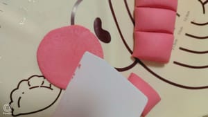 Ambil bola adonan mentah, gulung hingga berbentuk bulat, pipihkan dengan pemotong adonan, masukkan isian, jepit pinggirannya untuk menutupnya, lalu gulung kembali hingga berbentuk bulat dengan telapak tangan.