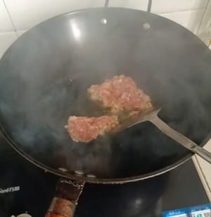 Das Hackfleisch anbraten