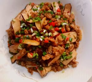 Sojasauce, Austernsauce und etwas Salz hinzufügen, gleichmäßig anbraten, mit gehackten Frühlingszwiebeln bestreuen und servieren.