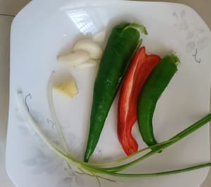 je 1 grüne und rote Paprika, 10 Gramm Ingwer und Knoblauch
