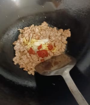 Rühren, bis es die Farbe ändert, ein paar Knoblauchscheiben hinzufügen, einen Löffel fermentierte schwarze Bohnen