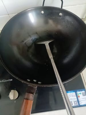 Pfanne mit Öl erhitzen.