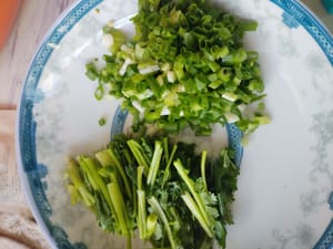 picar el cilantro en secciones