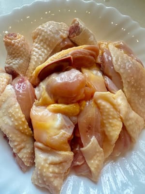 Tagliare le cosce di pollo in pezzi più piccoli