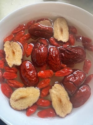 Mettere a bagno anche i datteri rossi e le bacche di goji in acqua tiepida per il momento