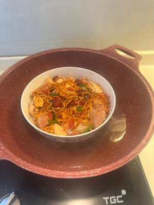 quando si cuoce a vapore, coprire con un piatto per evitare che il vapore acqueo entri in contatto con il pollo