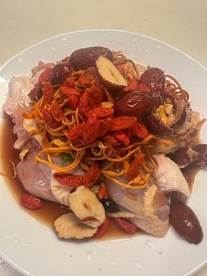 E aggiungere i fiori di cordyceps, i datteri rossi e le bacche di goji