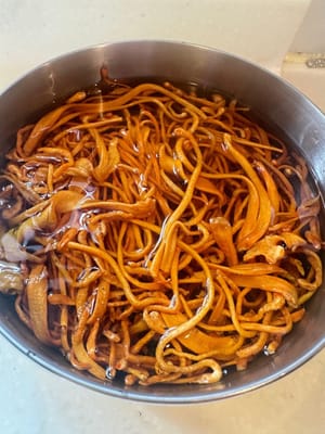 Iniziare immergendo il fiore di cordyceps in acqua tiepida per 10 minuti