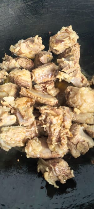 Las costillas cocinadas sin blanquear son más aromáticas y fáciles de cocinar. Aderezo: 3 gramos de sal, un poco de azúcar, 1 cucharadita de vino de cocina, 1 cucharadita de salsa de soja, media cucharadita de vinagre balsámico, un poco de pimienta, saltear hasta que adquieran color.