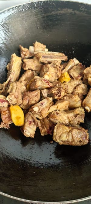Iga yang dimasak tanpa blanching lebih harum dan lebih mudah dimasak. Bumbu: 3 gram garam, sedikit gula, 1 sendok teh arak masak, 1 sendok teh kecap asin, setengah sendok teh cuka balsamic, sedikit merica, tumis hingga berwarna kecokelatan.