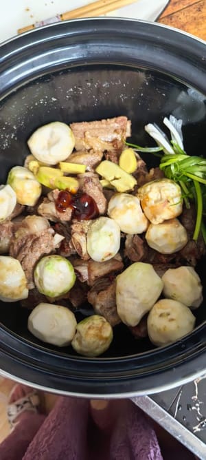 Vierta las costillas fritas en la cacerola, agregue el taro preparado, unas rodajas de jengibre, un nudo de cebolleta, 5 ml de salsa de ostras, agregue agua hirviendo para cubrir las costillas, tape y cocine a fuego lento durante 35 a 40 minutos.