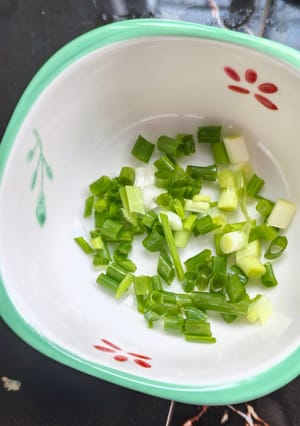 Iris jahe dan potong kecil-kecil daun bawang.