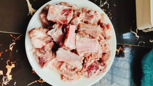Beli iga dan potong kecil-kecil. Bilas beberapa kali dengan air bersih dan lap kering dengan tisu dapur untuk digunakan nanti.