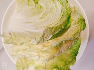 Cortar las raíces del repollo y lavarlo con agua limpia para su uso posterior.