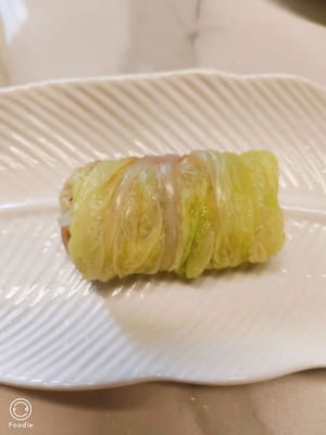 Colocar la carne sazonada sobre el repollo, doblarla por la mitad y enrollarla, luego colocarla en un plato.