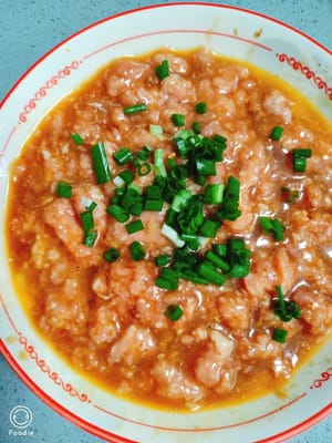añadir un poco de sal, un poco de pimienta, una cucharadita de salsa de soja, un huevo local, cebolla verde picada y mezclar bien.