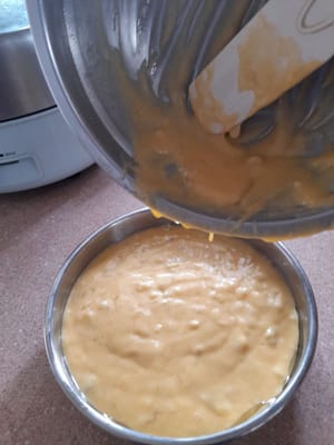 Vierta la masa en un molde para hornear engrasado con aceite de cocina (yo uso un molde para hornear de 22 cm) y presione la masa. Luego cocine al vapor a fuego medio (yo uso una vaporera eléctrica) durante 45 minutos o hasta que esté cocido.