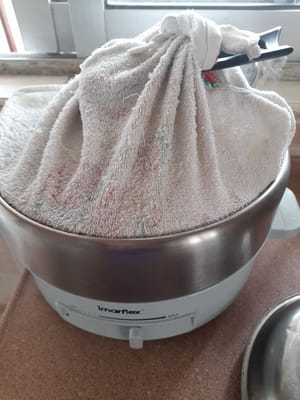 Prepara una cacerola para cocinar al vapor, espera hasta que hierva, envuelvo la tapa con un paño limpio para que el agua no gotee sobre la masa.