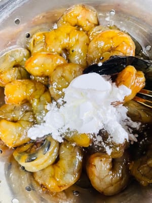 Siapkan daging udang
Turunkan udang yang sudah dimarinasi, tiriskan sedikit kuahnya, lalu tambahkan 1 sendok makan tepung maizena dan aduk rata kembali. Ini akan membuat daging udang lebih empuk saat ditumis.