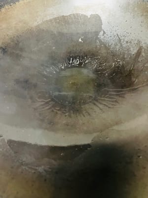 Faire revenir l’ail
Versez une quantité appropriée d’huile d’olive dans la casserole, faites chauffer à feu doux, ajoutez 2 gousses d’ail et faites revenir lentement jusqu’à ce qu’elles soient parfumées, puis retirez l’ail.