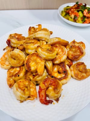 Faire sauter les crevettes
Monter à feu vif, verser les crevettes marinées dans la casserole et faire sauter rapidement pendant 1 à 2 minutes, jusqu'à ce que les crevettes changent de couleur et soient cuites à cœur. Servir.