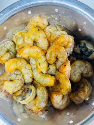 Siapkan daging udang
Turunkan udang yang sudah dimarinasi, tiriskan sedikit kuahnya, lalu tambahkan 1 sendok makan tepung maizena dan aduk rata kembali. Ini akan membuat daging udang lebih empuk saat ditumis.