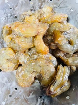 Préparation des crevettes
Sortez les crevettes marinées, égouttez-les légèrement, puis ajoutez 1 cuillère à soupe de fécule de maïs et mélangez bien à nouveau. Cela rendra les crevettes plus tendres une fois sautées.