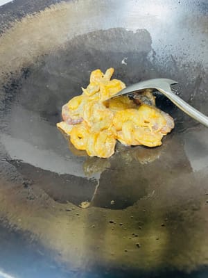 Tumis udang
Nyalakan api besar, tuang udang yang sudah dimarinasi ke dalam panci, tumis cepat selama 1-2 menit hingga udang berubah warna dan matang sempurna, lalu sajikan.