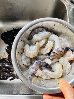 Préparation des crevettes fraîches
Placez les crevettes fraîches au réfrigérateur pendant une demi-heure pour faciliter la séparation de la carapace et de la chair. Décortiquez ensuite les crevettes, coupez soigneusement le dos des crevettes aux ciseaux, retirez les fils, rincez à l'eau claire et réservez pour une utilisation ultérieure.