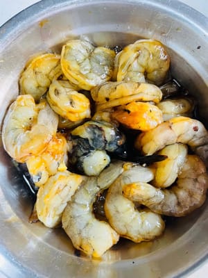 Mariner les crevettes
Mettre les crevettes égouttées dans un récipient, ajouter 1 cuillère à soupe de vin de cuisson, 1 cuillère à soupe de sauce soja, 1 cuillère à soupe de sauce aux huîtres et un peu de poivre noir en poudre, puis ajouter les tranches de gingembre, bien mélanger avec les mains, laisser les crevettes s'imprégner de l'assaisonnement et laisser mariner plus d'une demi-heure.