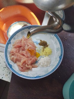 Tambahkan 1 sendok tepung kanji, 1 sendok teh sari ayam, 1 sendok teh merica, 1/2 sendok teh garam, dan 1 sendok minyak goreng. Aduk rata dengan daging.