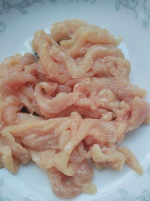 把100公克的肉切絲。