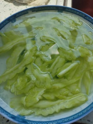 用食鹽搓揉一秒後用水泡一分鐘。