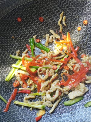 campurkan 10 gram cabai hijau dan merah, 5 gram cabai rawit dan 10 gram irisan bawang putih, tumis selama 30 detik