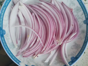Potong 150 gram bawang bombay menjadi potongan-potongan kecil, sisihkan.