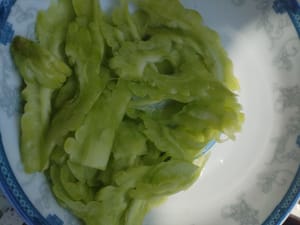把苦瓜擠乾水分備用。