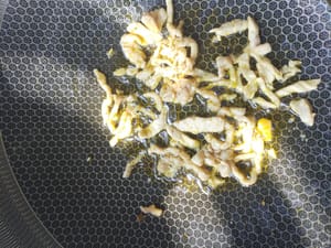 Panaskan 50 gram minyak dalam wajan, masukkan daging babi suwir, tumis hingga warnanya kuning.