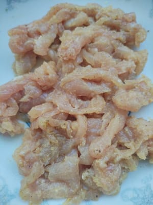 Marinasi daging selama satu menit.