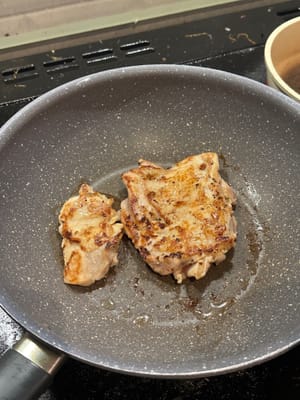 在熱鍋中，將醃製好的雞肉煎至酥脆金黃